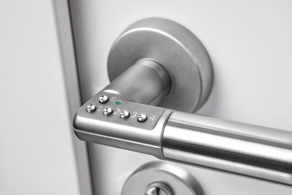 Über das PIN-Eingabe-Feld des Türdrückers Code Handle® können sich Berechtigte auch ohne Schlüssel den Zugang zu Räumen verschaffen. Foto: ASSA ABLOY Sicherheitstechnik GmbH